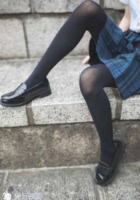 龙纹身的女孩