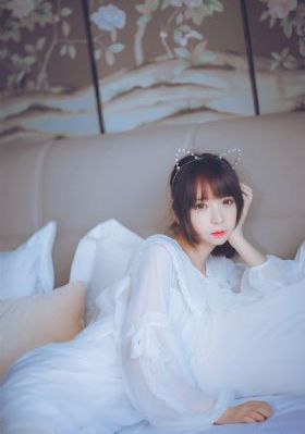 将军掀开她的乳罩揉捏她的胸